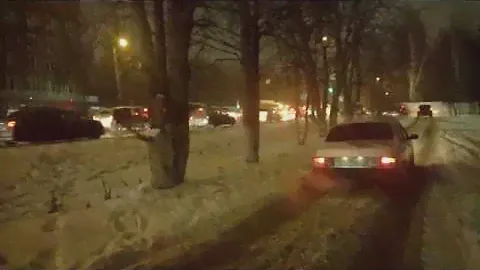 Водители превратили в проезжую часть тротуар на Оборонной в Туле